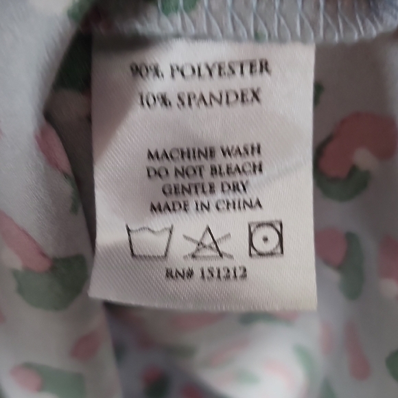 Chic Smocked Blouse with Multicolor Pattern - Picture 3 of 4